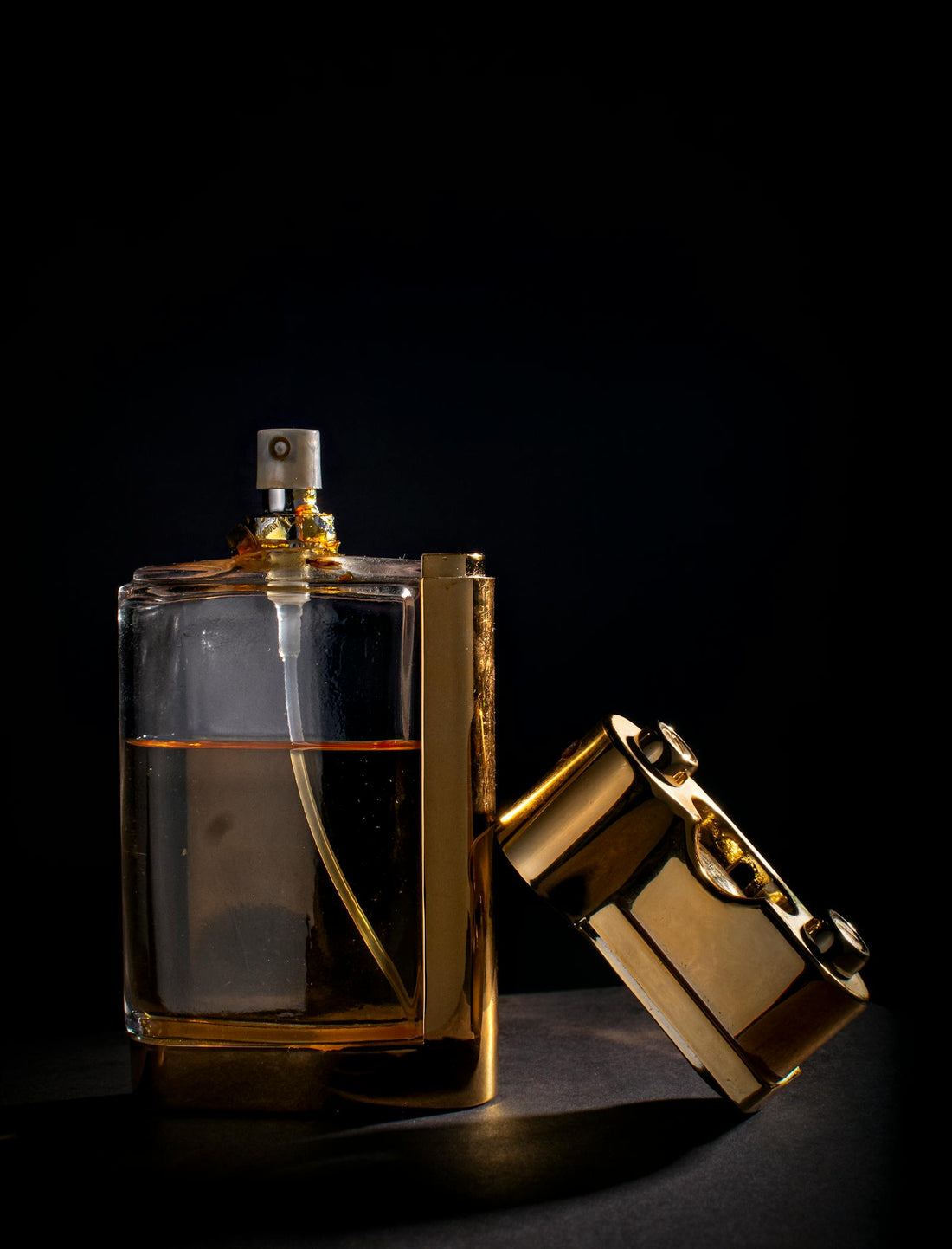 How to Apply Men’s Fragrance Properly (The Method Nobody Writes)